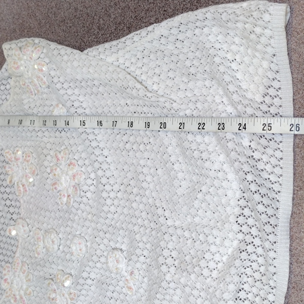 💥VINTAGE Newport News White Knit Tank Top With Delicate Sequin Crochet Flowers - Picture 4 of 13